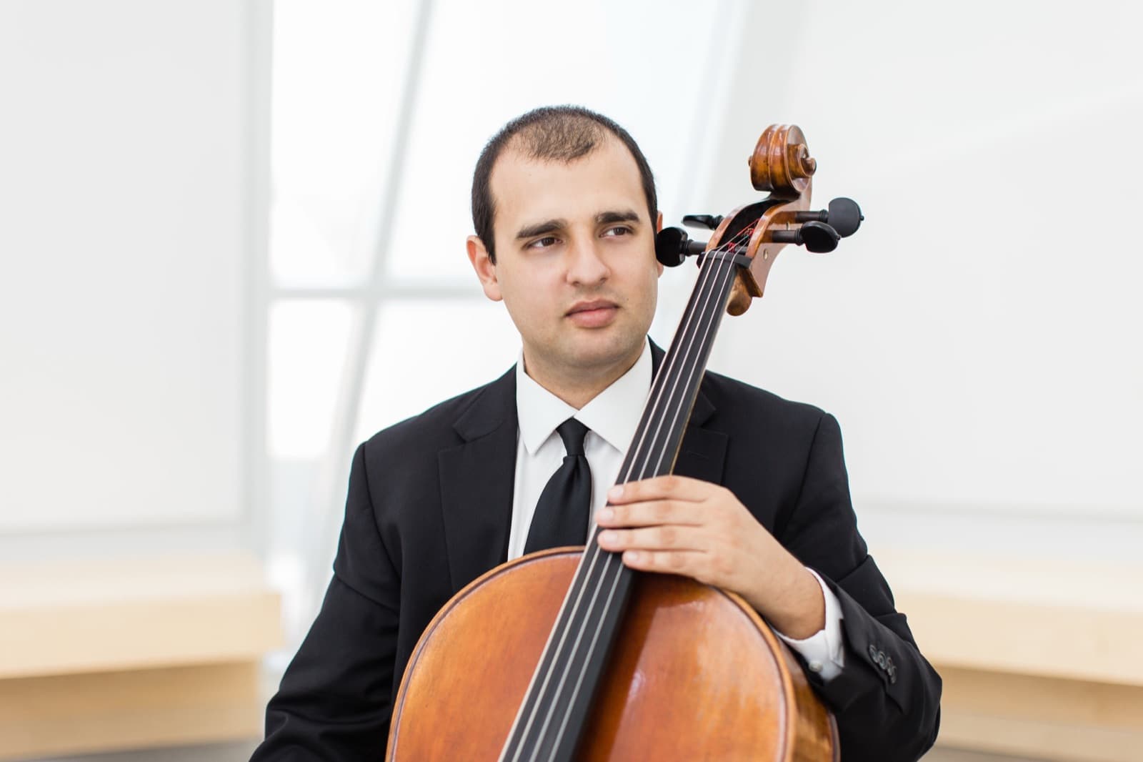 Aziz Sapaev performing on cello